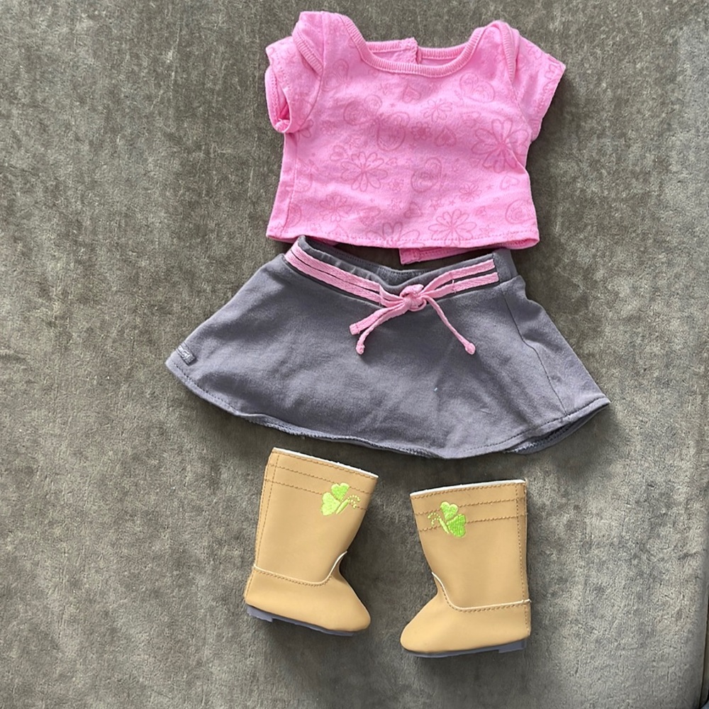 American Girl doll outfit. Includes top, skirt and boots. Fits 18in doll